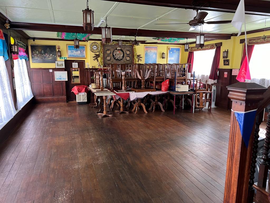Lot: 109 - LANDMARK TOWN CENTRE FORMER RESTAURANT WITH LIVING ACCOMMODATION -